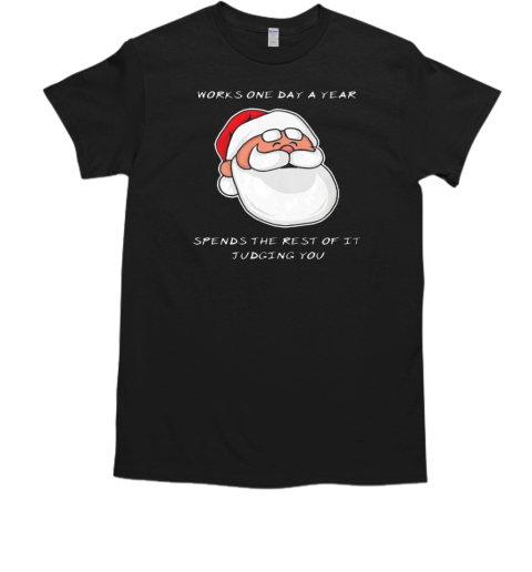 Satan Claus works one day a year spends the rest of it judging you Christmas  Classic Men's T-shirt